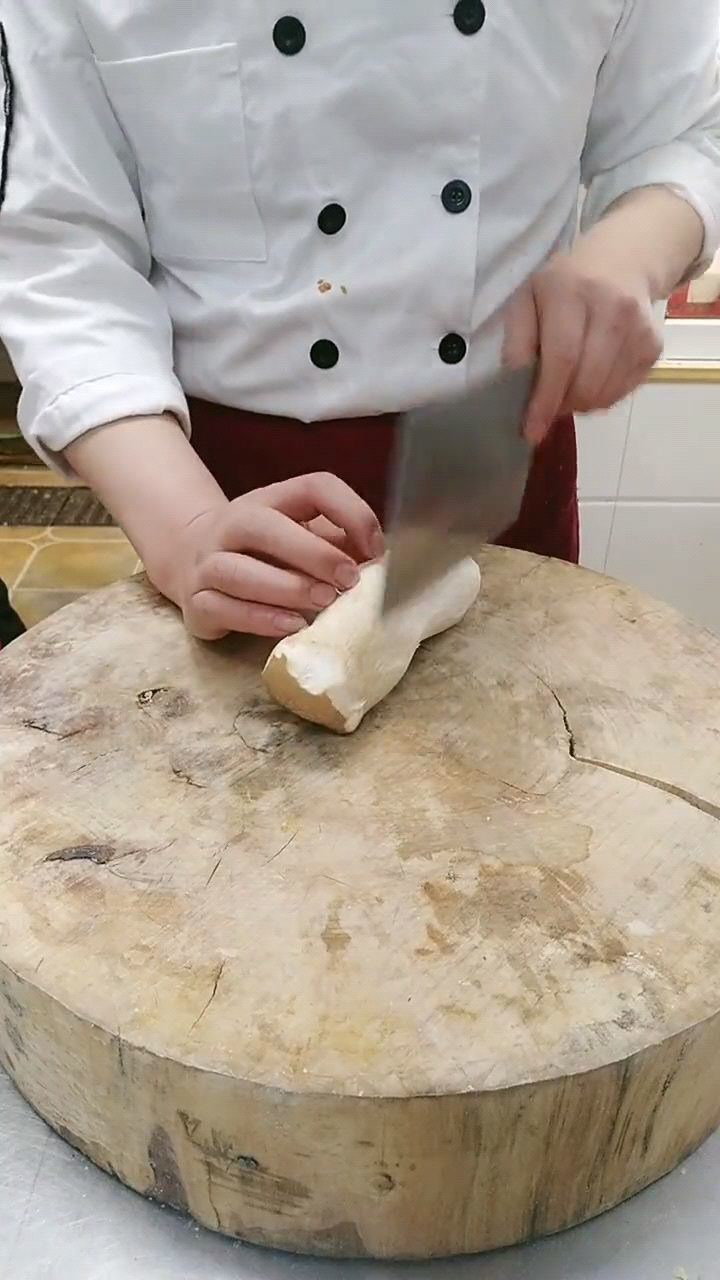 杏鲍菇切片也是有技巧的,教你切出好看的菱形片_高清1080P在线观看平台_腾讯视频