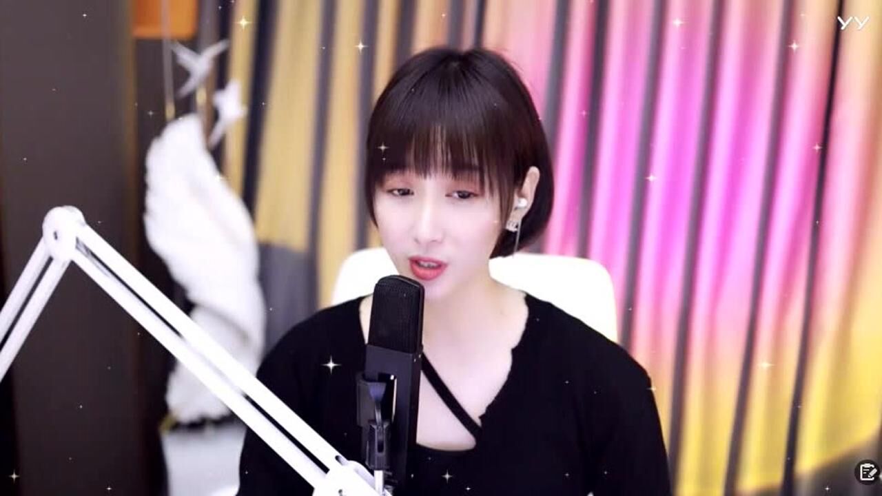 梁红演绎一曲《红唇》风把回忆摇落一地红,我已不再为谁而心动!