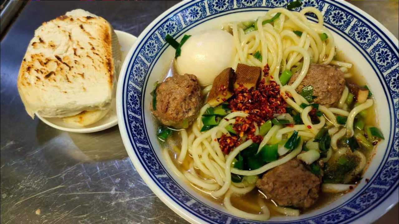 山西老祁做顿晋中人爱吃的油河捞,就上油炸馍馍片,吃一大碗真香