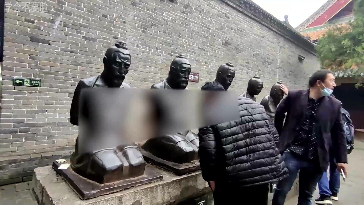 淮阳太昊陵岳飞前跪拜的秦桧塑像前一个小孩在王氏前语出惊人不懂事