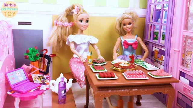 芭比娃娃卧室玩具,芭比和长发公主在粉色的卧室一起吃火锅