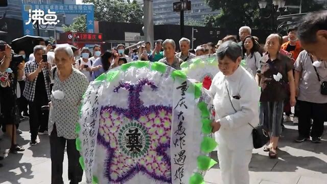 重庆拉响警报铭记日军较场口轰炸惨案 市民路边自发献花悼念遇难同胞