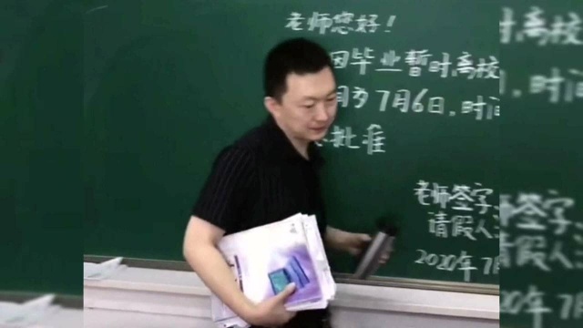 高考分别时刻,看着老师勉强的笑容,学生们都抑制不住自己的眼泪