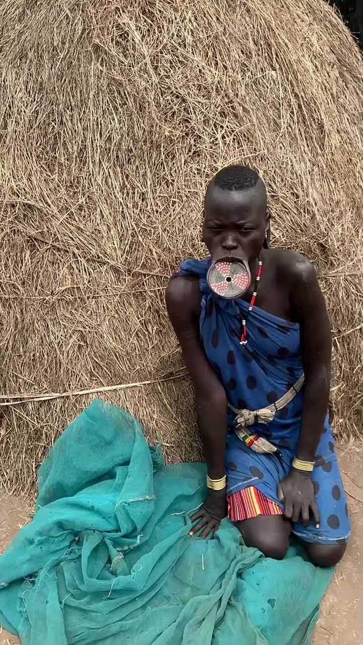 实拍非洲原始部落野人生活,眼前这一幕,你会不会感觉自己很幸福