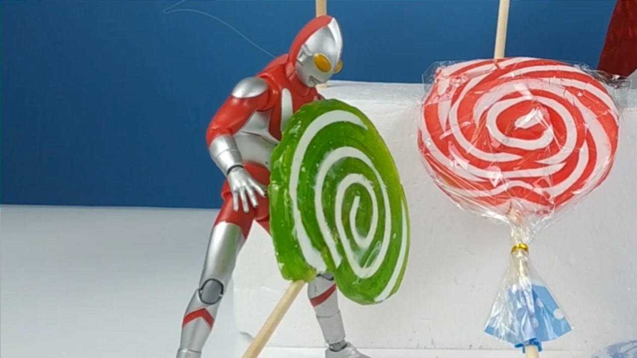 初代奥特曼吃大棒棒糖