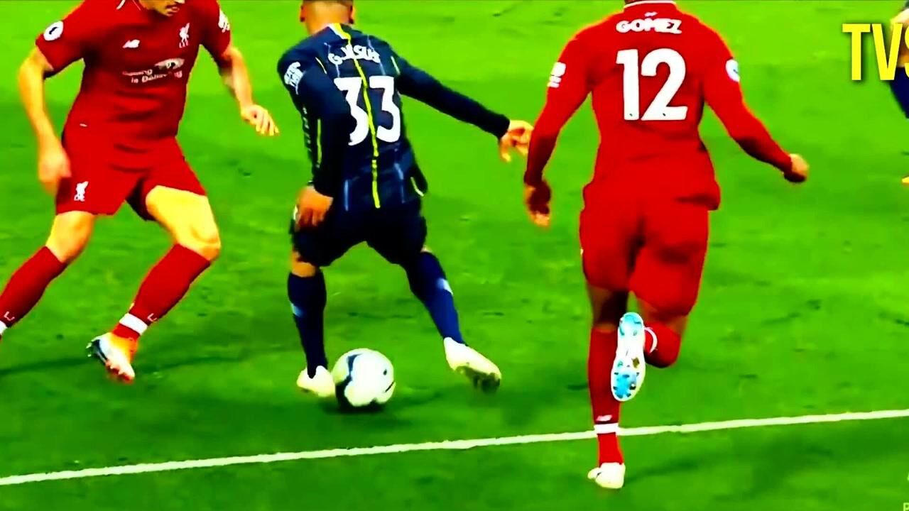 足球场上的"魔术师",一人晃过一堆围堵,慢镜头都摸不清套路