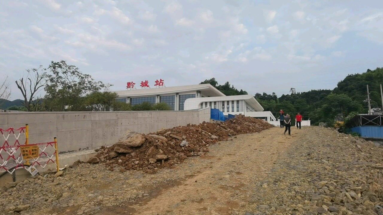 建设中的黔城火车站很大气漂亮将来怀桂高铁会不会走这里呢