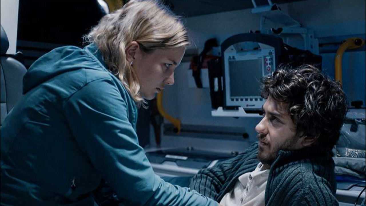 超能追缉1小伙获得毁天灭地的超能力拿起雷神之锤召唤闪电