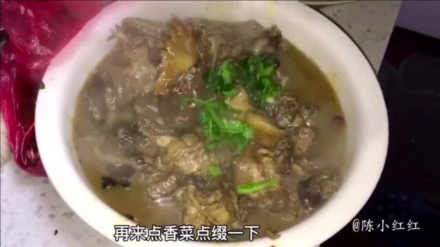 农家特色小炒鸡,鸡肉鲜嫩不发柴,做法简单值得收藏,一盘不够吃