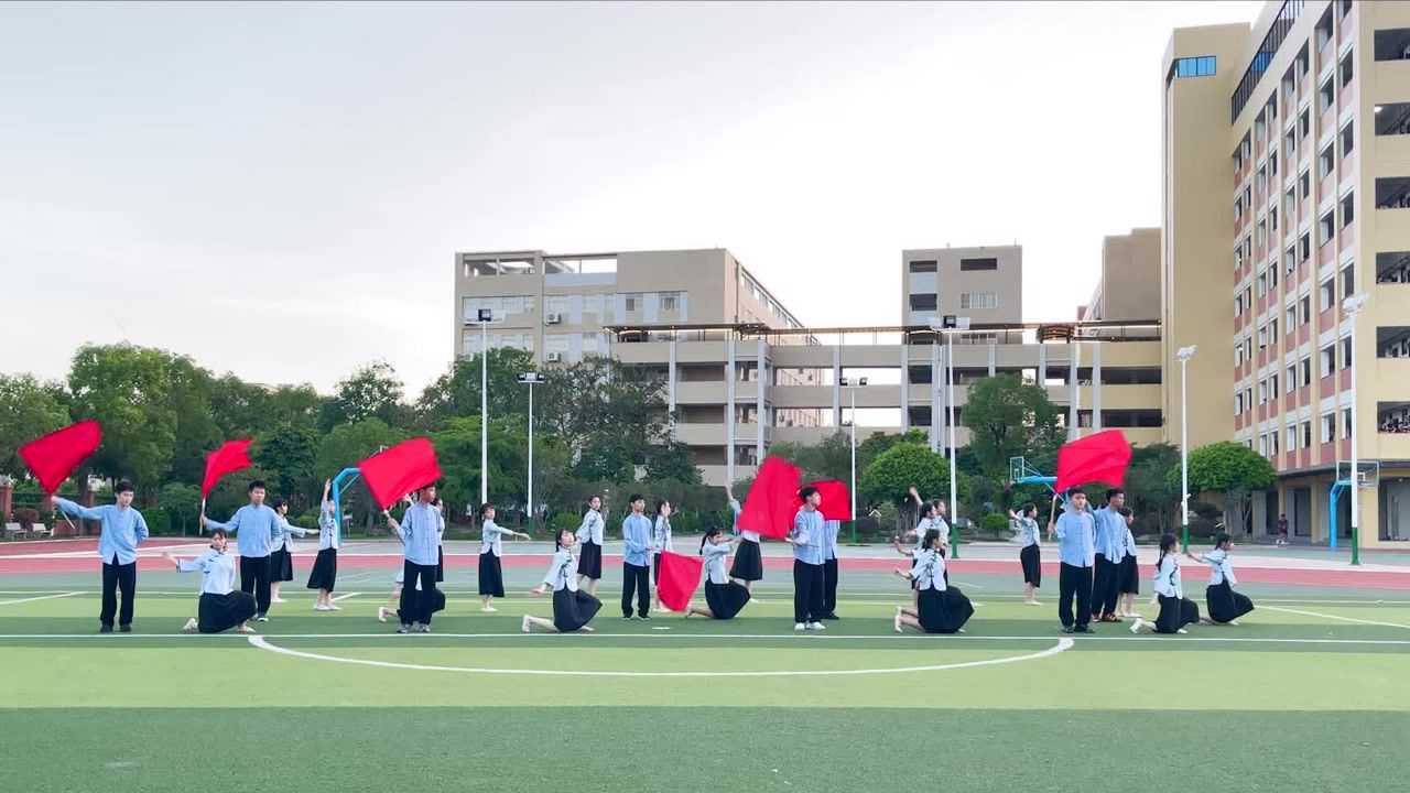 潮安区龙湖阳光实验学校庆祝建党100周年舞蹈节目《在灿烂阳光下》