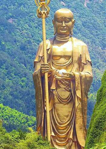 九华山是地藏菩萨的应化道场,中国佛教四大名山之一,素称"莲花佛国"