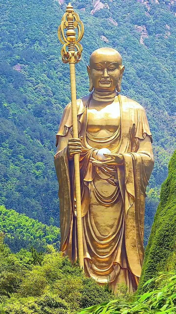 九华山是地藏菩萨的应化道场,中国佛教四大名山之一,素称"莲花佛国"