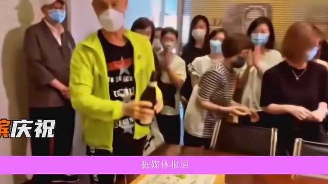 张学友迎60岁生日,与工作人员庆生没架子!