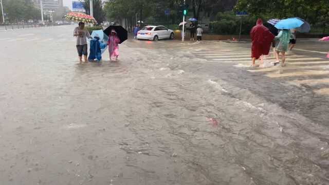 这雨下得也太大了,路面直接变河!车辆被淹保险公司这下要哭了!