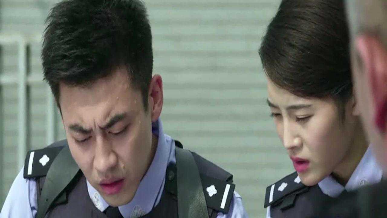 警察锅哥:大批警察过来围捕,怎料嫌疑人大摇大摆路过!太嚣张