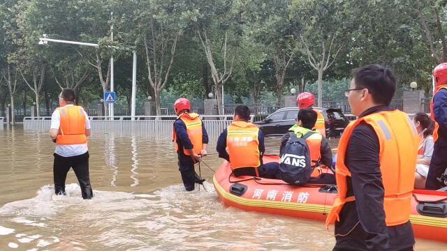 直击郑州暴雨救援|电信员工涉水十小时为信号中断地区送卫星电话