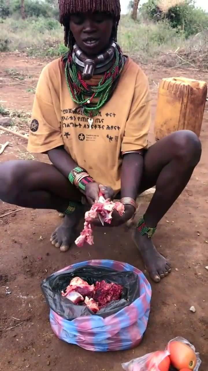 实拍非洲原始部落野人做肉,眼前的一幕,真是不忍直视!