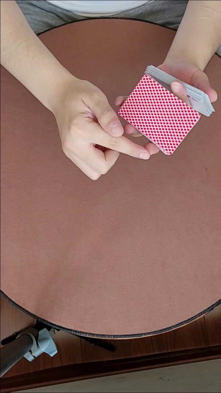 单手切牌转牌经常在多段花切用到的手法