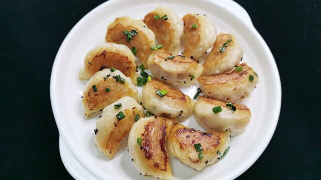 速冻水饺不用解冻不用煮,用这招,速冻饺子立马变煎饺,金黄酥脆