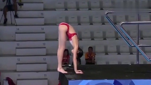 中国14岁少女非人类跳水，现场0水花，解说差点疯了：她才14岁？