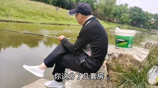 上海爷叔电缆厂刚退休两年,却可以无忧无虑钓鱼,原来刚分了5套房