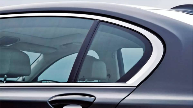 车窗玻璃升降卡顿异响,别用抹布擦,老司机手把手教你养护车窗