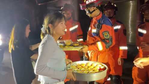 泸州姑娘深夜为消防员送上自制小蛋糕表感谢 不停地说：你们辛苦了！