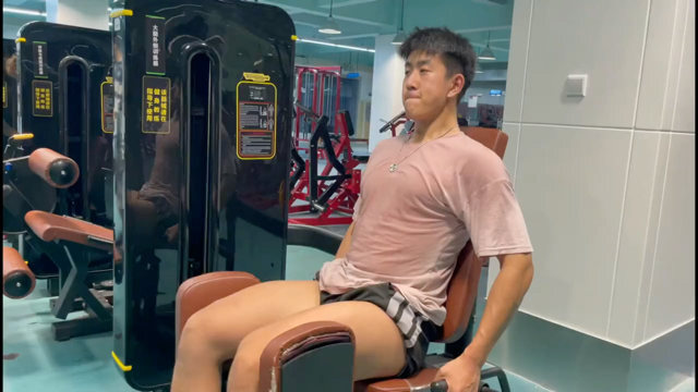 辛苦健身的体育生帅哥,这大腿的肌肉力量感很强