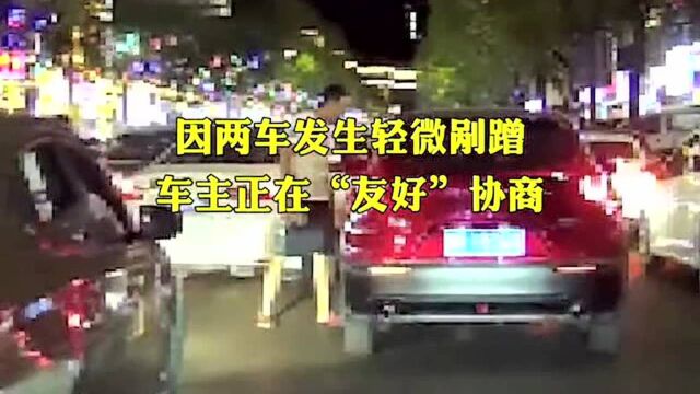 #这里是江西#本来是小剐蹭,结果却双双被扣车!日前,新余公安交警接到报警称:沿江路与北湖路红绿灯处,发生一起轻微交通事故.接警后,交警城北大...