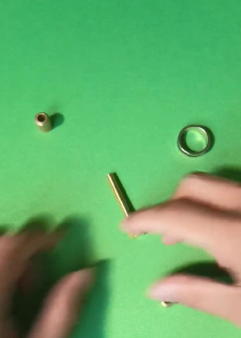 近景魔术: 魔术螺丝教学,螺母自动旋转转出,你学会了吗
