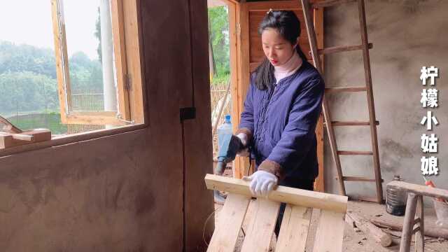 山里住了一个“女木匠”,用废旧木材做秋千,看看这技术怎么样