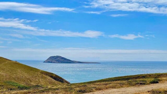 英国小岛惊见“万人冢” 骨骸多到从地底「挤」到地面