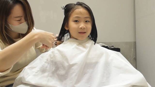 小女孩头发太长,直接剪短发,你看美不美_腾讯视频