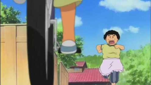 花田少年史；两个小孩子打闹，一个小孩骑自行车，路上骑车一定要注意安全，