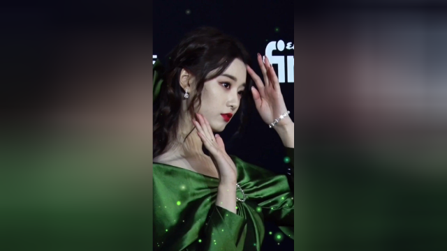 徐艺洋 一袭绿色露肩礼服太迷人了,害9215我鼻血00四溅