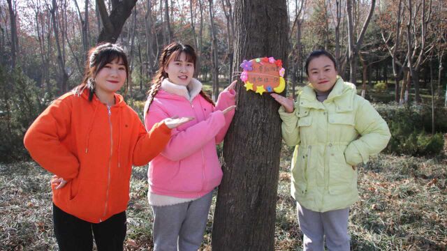 路人随意践踏草坪,师生用粘土做警示牌,小朋友要爱护花草树木哦