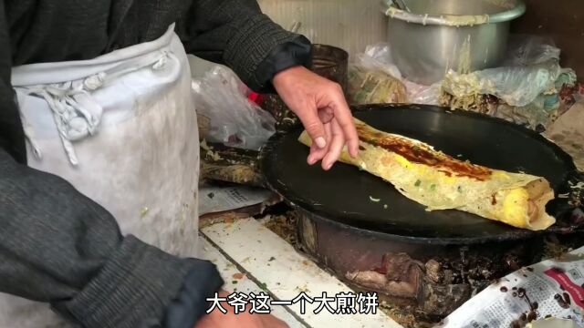 75岁大爷小区楼下卖早餐,5元一个卖了40年,顾客封号天津最正宗煎饼果子