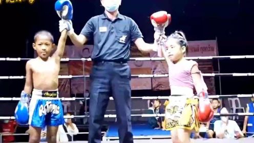最新精彩拳击对抗赛 方便女儿对抗小泰拳王KO获胜