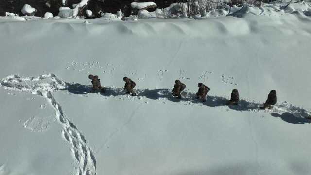 【祖国 我们在战位守护您】戍守边关 边防官兵巡逻冰封雪谷