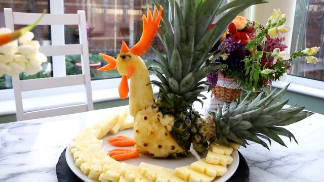 菠萝买回来先别急着吃,雕一只大公鸡当摆盘吧