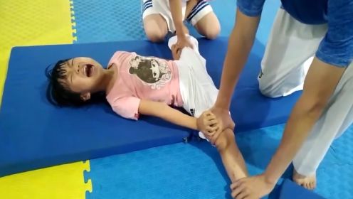 5岁女孩初学跆拳道，被教练强制拉伸出一字马，女孩反应令人心疼