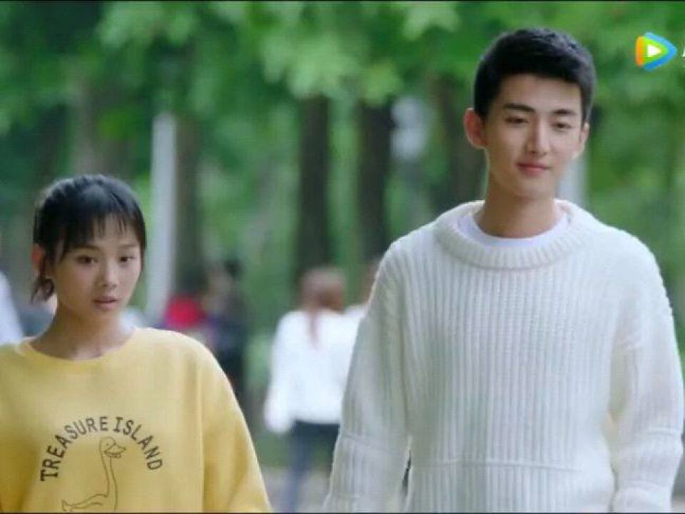 满满喜欢你:牵着左岸的手漫步校园,顾小满恍然若梦太甜蜜了