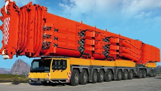 最大的重型设备运输超大型卡车,起重机卡车和履带起重机操作,超级