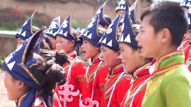 《古嫫阿芝》由大凉山布拖县中心乡小学合唱团演唱,天籁般和声直击人心!歌曲是依据彝族流传千年,关于一只叫阿芝神雁的故事而作的旷世绝唱.