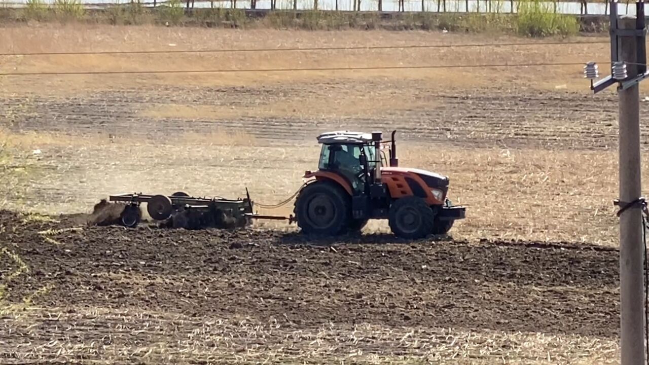 实拍英轩2104拖拉机的春季耙地作业
