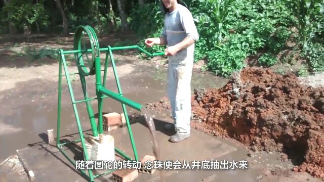 农村小哥发明“手摇”抽水泵,一天能浇灌5亩地,80元造一台