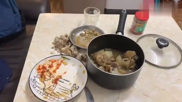 香港生活:香港婆婆和儿子研究如何申请公屋?理想与现实的差距,生活不易!