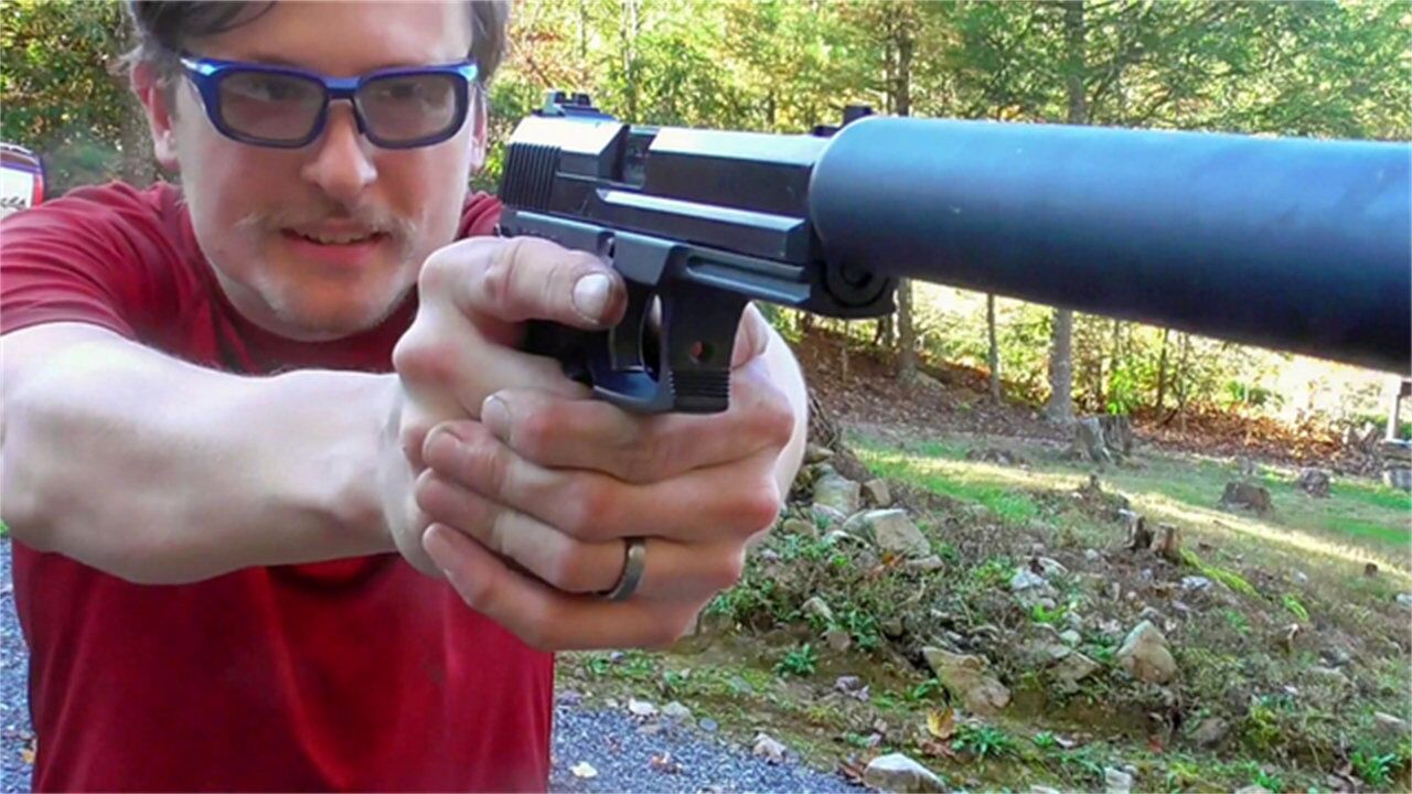 hk mk23战斗手枪,给它装上消音器后的效果,射击声音真安静!