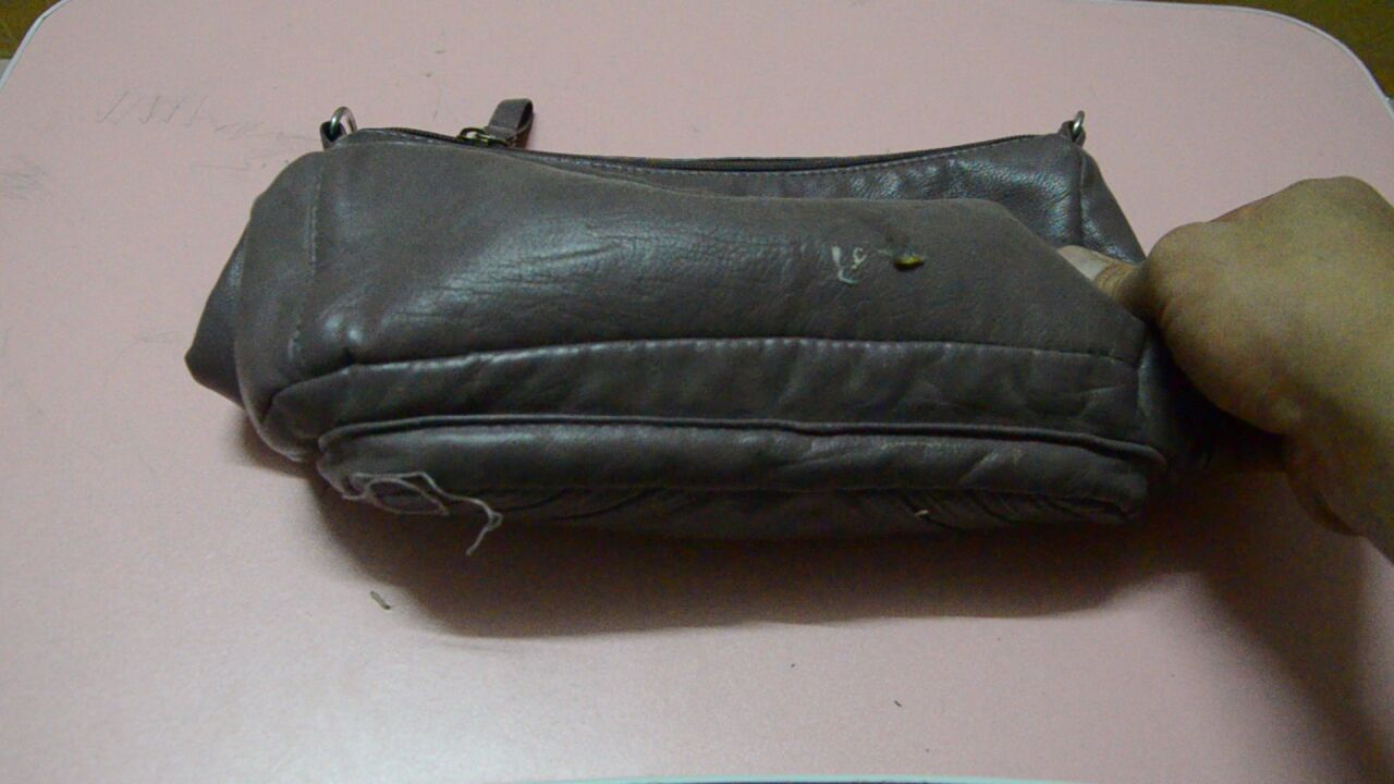 从垃圾堆翻出坏掉的破包包,打开一看哇哇大叫,看看包里装有啥?