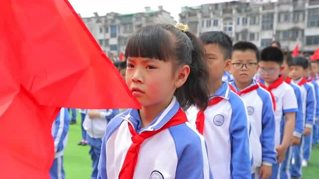 衢州市实验学校教育集团菱湖校区举行一年级新生入队、六年级换巾和八年级离队入团仪式视频来了